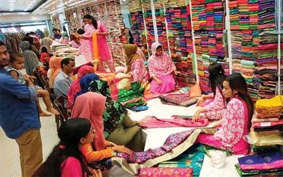 চট্টগ্রামের অভিজাত মার্কেটগুলোতে প্রতারণার শিকার ক্রেতারা