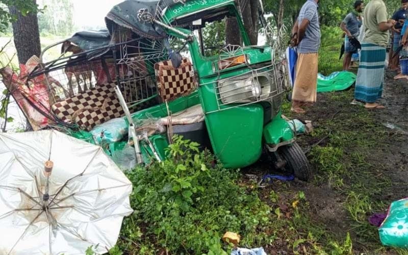 চট্টগ্রামে অটোরিকশা-মাইক্রোবাস সংঘর্ষে ২ যাত্রী নিহত