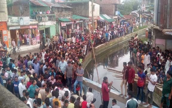 চট্টগ্রামে খাল খনন করতে গিয়ে প্রাণ গেল স্কেভেটর চালকের