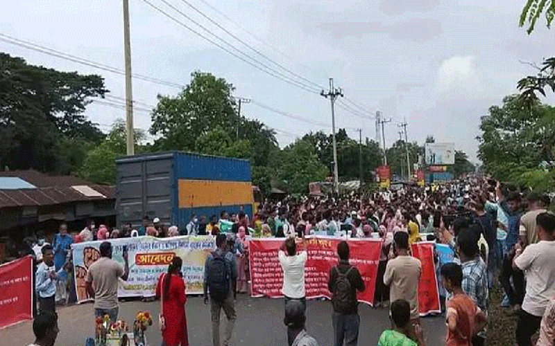 ইসলামী ব্যাংকের চাকরিচ্যুত কর্মকর্তাদের মহাসড়ক অবরোধ