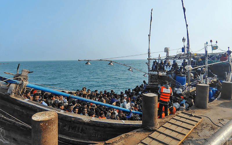 সাগরপথে কাঠের নৌকায় চড়ে মালয়েশিয়া যাচ্ছিলেন তারা