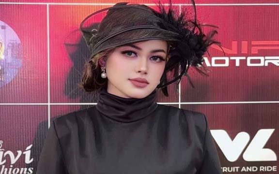 টিকটকার স্নেহা মনি ‘চোর’