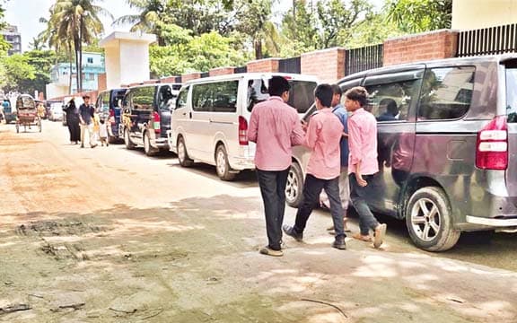 বহদ্দারহাট-আরাকান সড়ক যেন ‘কার-মাইক্রো স্টেশন’!