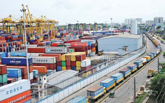 চট্টগ্রাম বন্দর থেকে কাপড়ভর্তি কনটেইনার গায়েব, ২ কর্মচারী গ্রেফতার