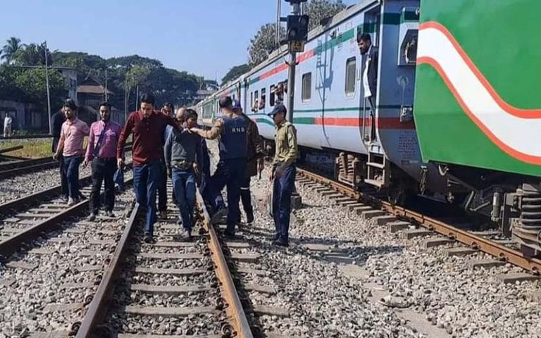 নাশকতাকারী সন্দেহে ট্রেনের ছাদ থেকে আটক ২