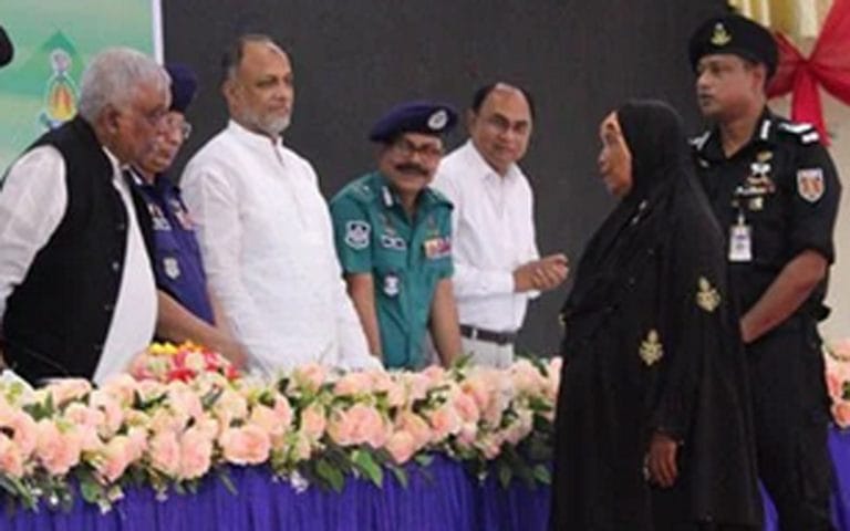 নারীসহ চট্টগ্রাম উপকূলের ৫০ জলদস্যুর আত্মসমর্পণ
