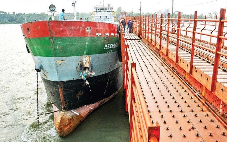 জাহাজের ধাক্কায় রেলিং বাঁকার অজুহাতে কালুরঘাট সেতুর সংস্কার কাজ পেছালো দু‘মাস