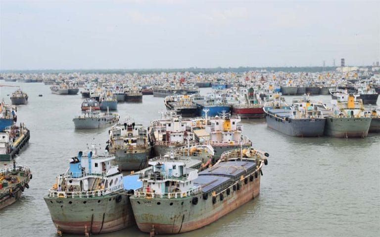 ঘুর্ণিঝড় রিমালের প্রভাবে অচল চট্টগ্রাম