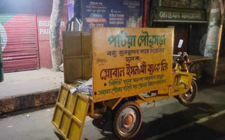 পৌরসভার গাড়ি ব্যবহার করে কাউন্সিলরের স্ত্রীর নির্বাচনী প্রচারণা