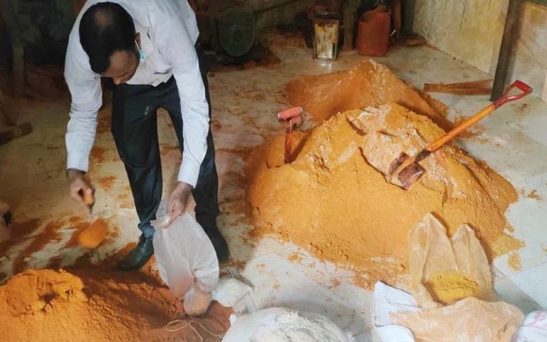 খাতুনগঞ্জে করাতকলের ভুষি দিয়ে মরিচ-হলুদের গুঁড়া তৈরি