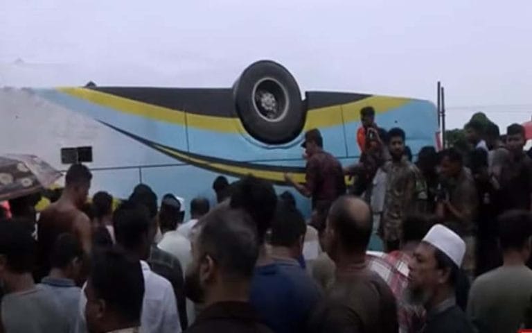 চট্টগ্রামে স্টার লাইনের বাস উল্টে একজন নিহত, আহত ৩