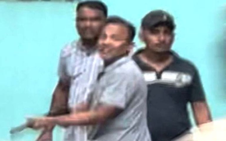 চট্টগ্রামে সংঘর্ষে অস্ত্র হাতে যুবকের ছবি ভাইরাল, খুঁজছে পুলিশ