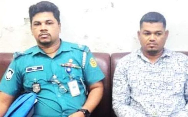 ঢাকা থেকে প্রতারক ব্যবসায়ীকে ধরে বিমানে আনা হল চট্টগ্রামে