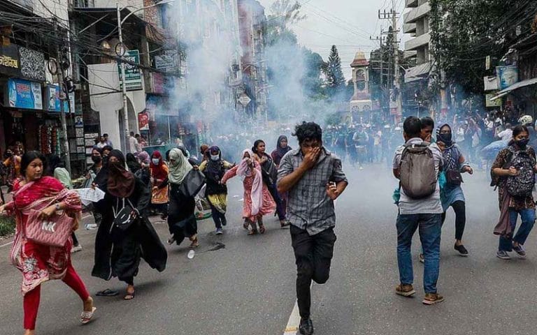 চট্টগ্রামে বৈষম্যবিরোধী ছাত্রদের বিক্ষোভে পুলিশের টিয়ারশেল