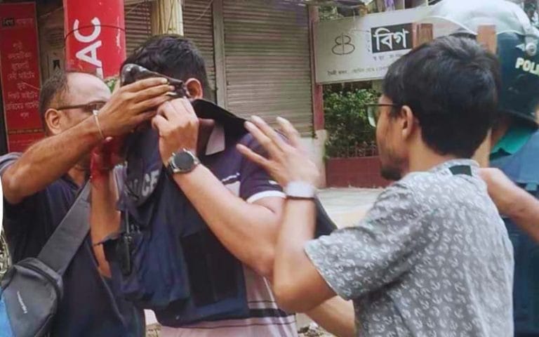 চট্টগ্রামে নিজের ছোড়া সাউন্ড গ্রেনেডে আহত পুলিশ সদস্য