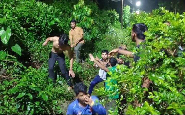 চবিতে কোটা সংস্কার আন্দোলনকারীদের ওপর ছাত্রলীগের হামলা