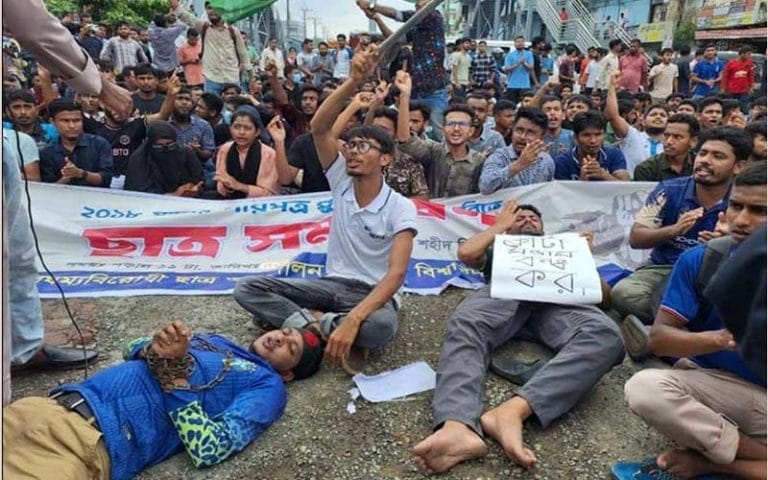 ‘নাতি-পুতি বাতিল করো, মেধা দিয়ে দেশ গড়ো’ চবি শিক্ষার্থীদের বিক্ষোভ
