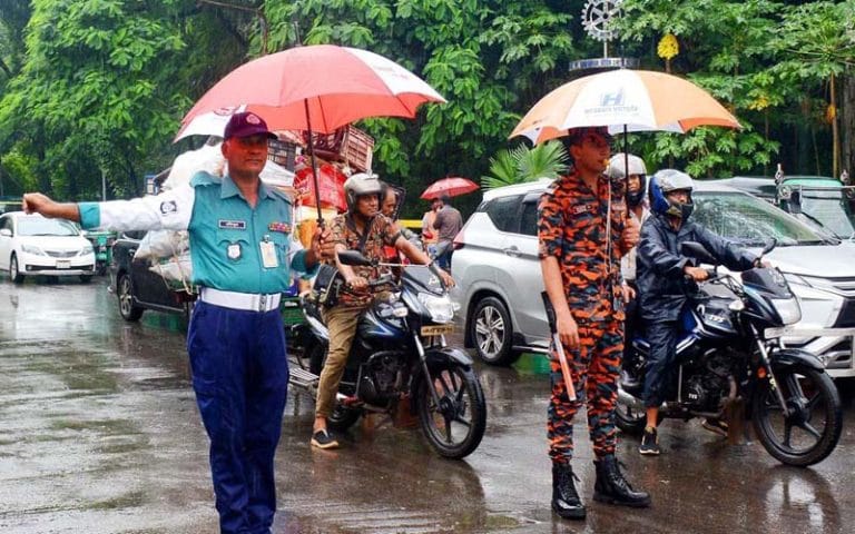 চট্টগ্রামের সব থানায় শুরু হল পুলিশিং কার্যক্রম, সড়কে ট্রাফিক
