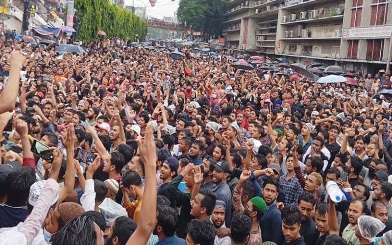 চট্টগ্রামে ছাত্র-জনতার বিক্ষোভ, বাধার মুখে পুলিশ বক্স ভাঙচুর