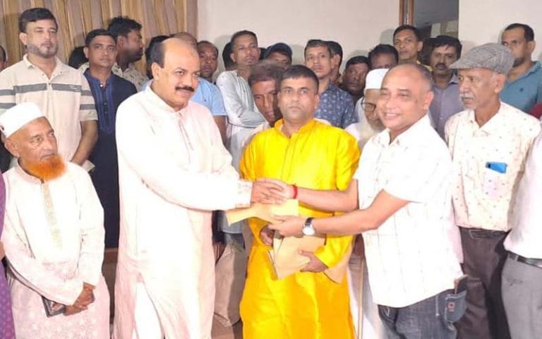 সীতাকুণ্ডের ৬৭ পূঁজা মণ্ডপে অনুদান দিলেন আসলাম চৌধুরী