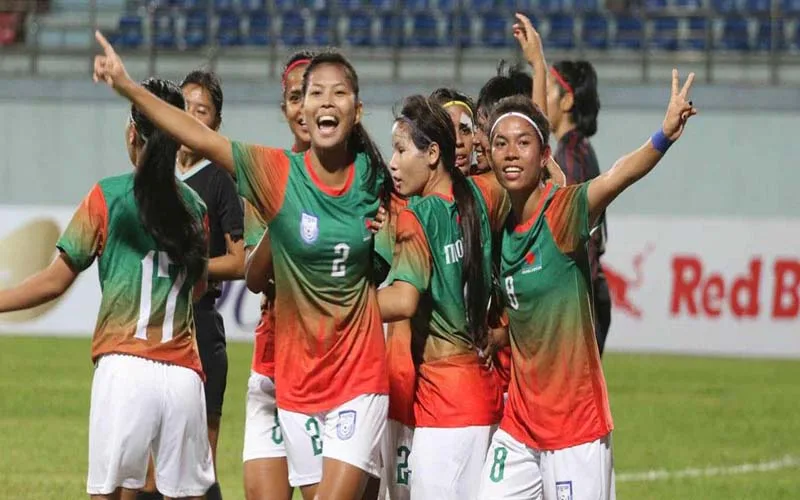 ভারতকে উড়িয়ে সাফের সেমিতে বাংলার বাঘিনীরা