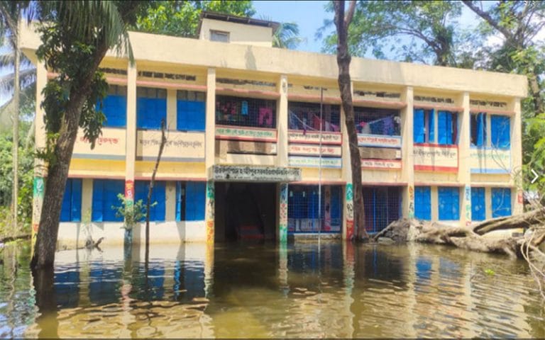 উপকরণ সঙ্কটে ধুকছে চট্টগ্রাম বিভাগের প্রাথমিক শিক্ষা কার্যক্রম