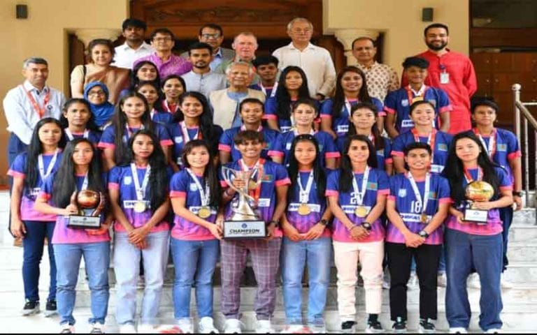 সাফজয়ী মেয়েদের প্রধান উপদেষ্টার সংবর্ধনা