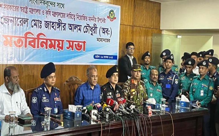 পার্শ্ববর্তী দেশ উস্কানি দিচ্ছে, মিথ্যা প্রচার করছে : স্বরাষ্ট্র উপদেষ্টা