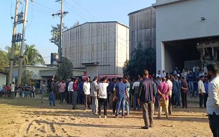 চট্টগ্রামে এস আলমের ছয় কারখানা বন্ধ ঘোষণা, শ্রমিকদের বিক্ষোভ