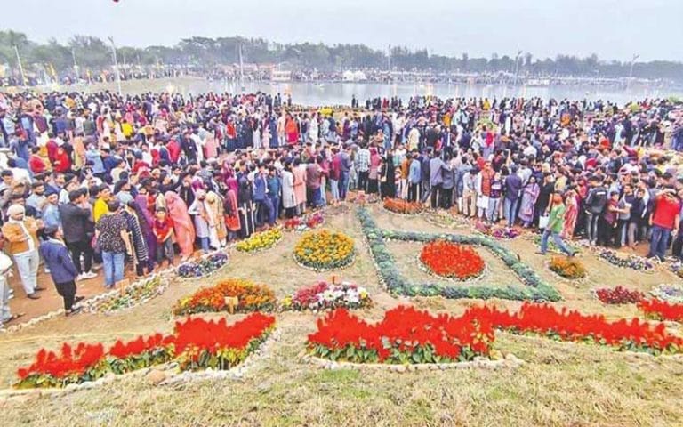 রংবেরঙের ফুল আর গানে মাতাল চট্টগ্রাম ডিসি পার্ক