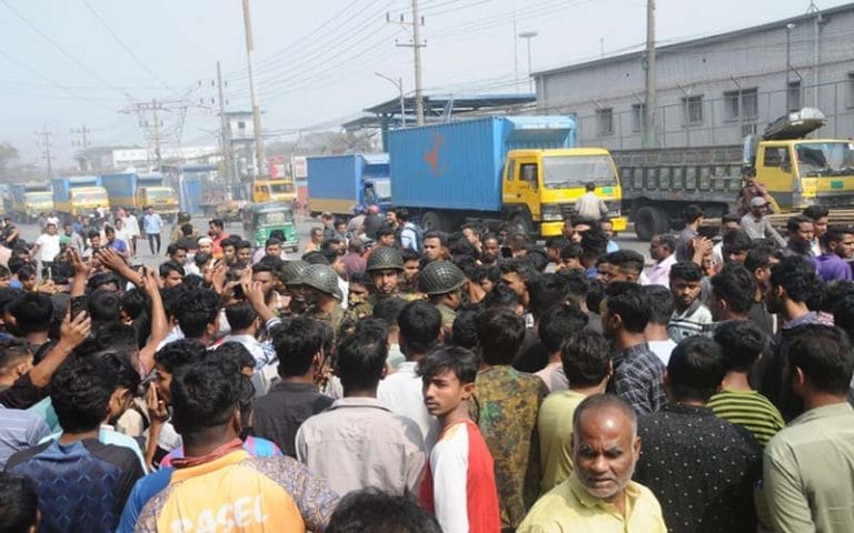 ফের কর্মবিরতিতে ট্রাক-লরি শ্রমিকরা, চট্টগ্রাম থেকে পণ্য পরিবহনে অচলাবস্থা