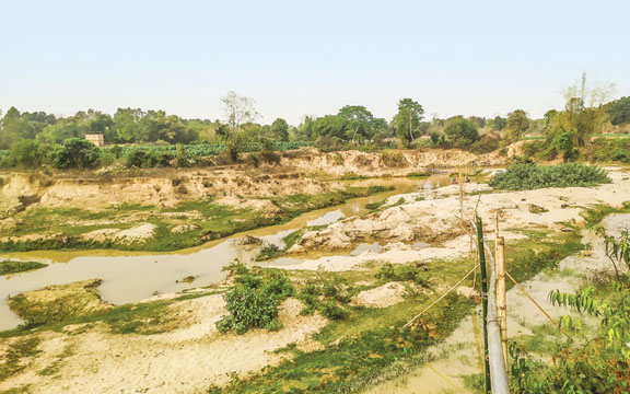 অবাধে বালু উত্তোলনে ‘আইসিইউ’তে হালদা নদী