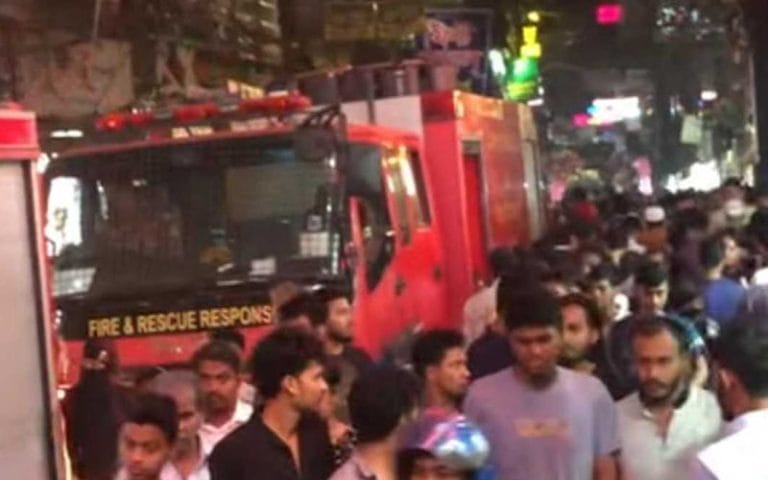 চট্টগ্রামে কাপড়ের মার্কেটে আগুন, বড় ক্ষয়ক্ষতি থেকে রক্ষা