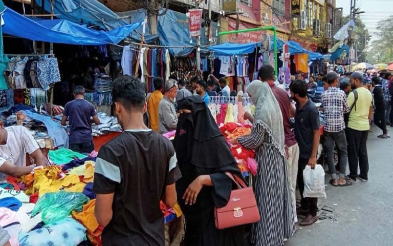 ভরসার ফুটপাতেও বাড়তি দাম, বেকায়দায় নিম্নবিত্তরা