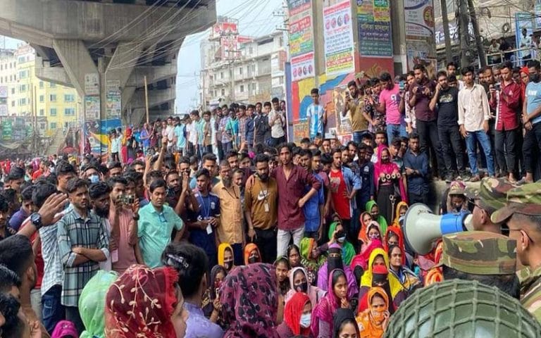 সিইপিজেডে সড়ক অবরোধ করে শ্রমিকদের বিক্ষোভ
