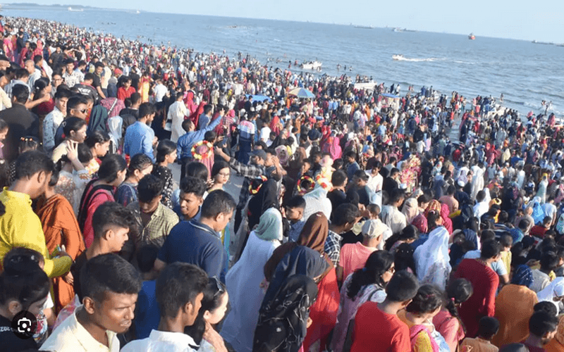 মানুষের ভিড়ে জমজমাট চট্টগ্রামের বিনোদনকেন্দ্র