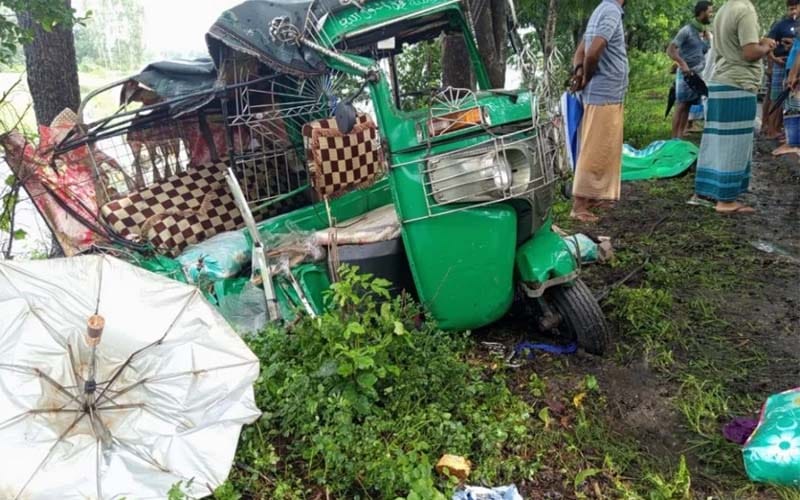 চট্টগ্রামে অটোরিকশা-মাইক্রোবাস সংঘর্ষে ২ যাত্রী নিহত
