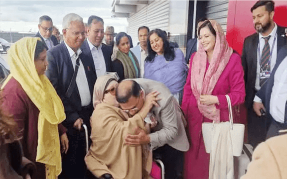 জোবাইদা ও শর্মিলাকে নিয়ে ফিরছেন খালেদা জিয়া