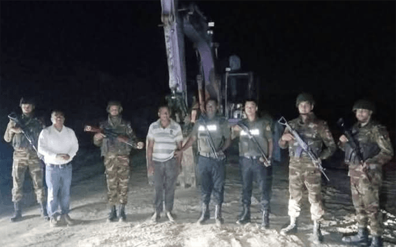 রাঙ্গুনিয়ায় গভীর রাতে পাহাড় কাটার বিরুদ্ধে ইউএনও‘র অভিযান