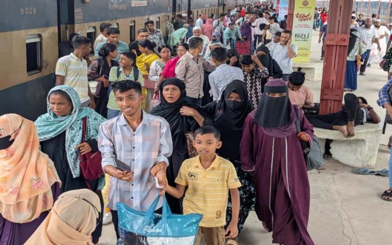ভোগান্তি এড়াতে চট্টগ্রামে আগেভাগে ফিরছেন কর্মজীবী মানুষ