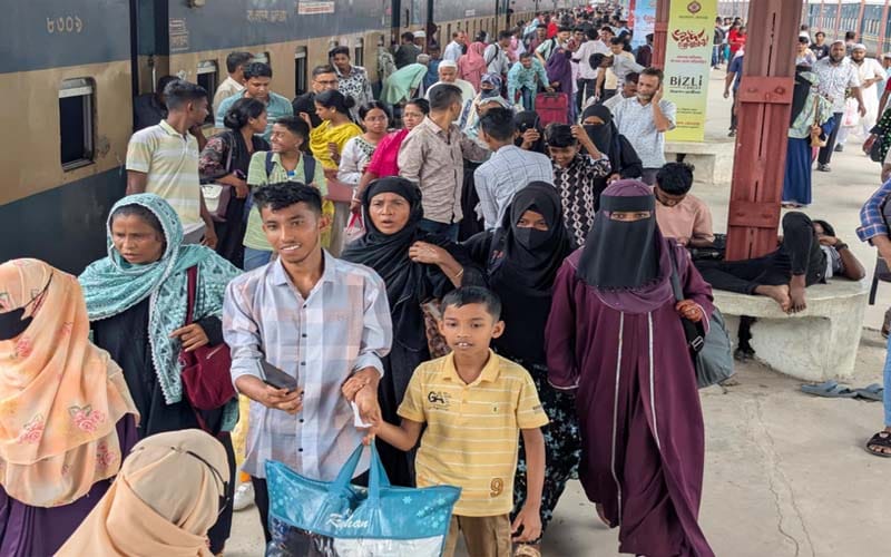 ভোগান্তি এড়াতে চট্টগ্রামে আগেভাগে ফিরছেন কর্মজীবী মানুষ