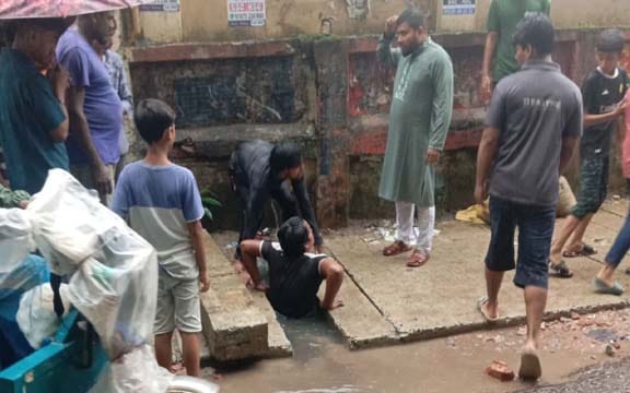 ভারী বৃষ্টির মধ্যে চট্টগ্রামে নালায় পড়ে শিশুর মৃত্যু