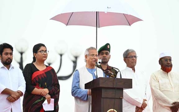ড. ইউনূসের পাশের সুন্দরী তরুণীকে নিয়ে কৌতূহল