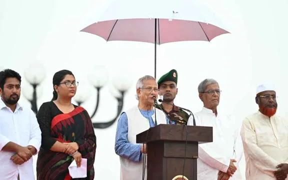 ড. ইউনূসের পাশের সুন্দরী তরুণীকে নিয়ে কৌতূহল