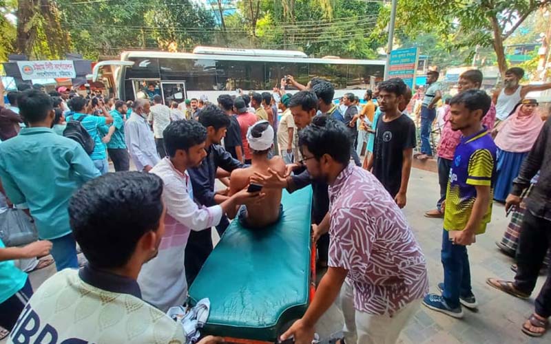 চমেক হাসপাতালে কাতরাচ্ছেন চবির আহত শিক্ষার্থীরা