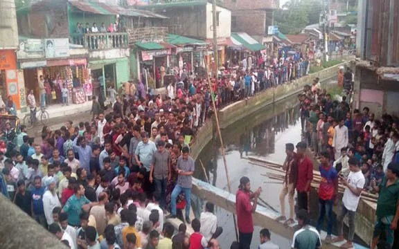 চট্টগ্রামে খাল খনন করতে গিয়ে প্রাণ গেল স্কেভেটর চালকের