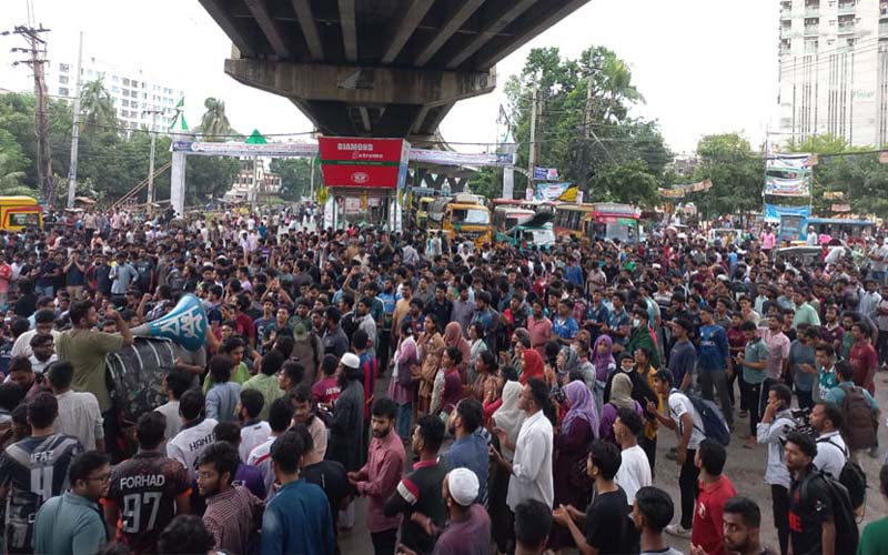 রাজপথে চুয়েট শিক্ষার্থীরাও