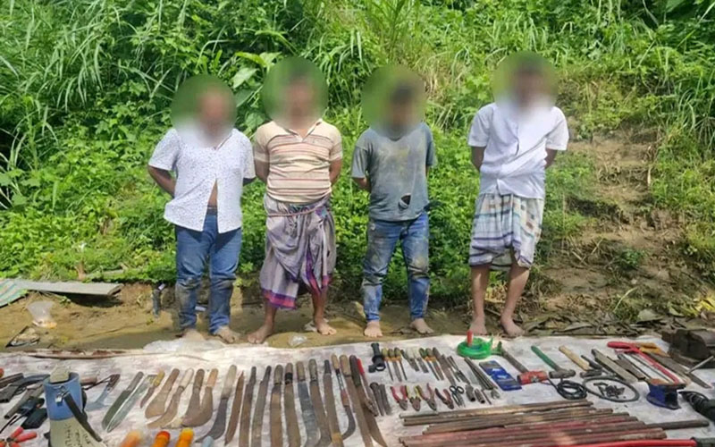 সীতাকুন্ডে অস্ত্র কারখানায় সেনাবাহিনীর হানা, সরঞ্জামসহ গ্রেপ্তার ৪