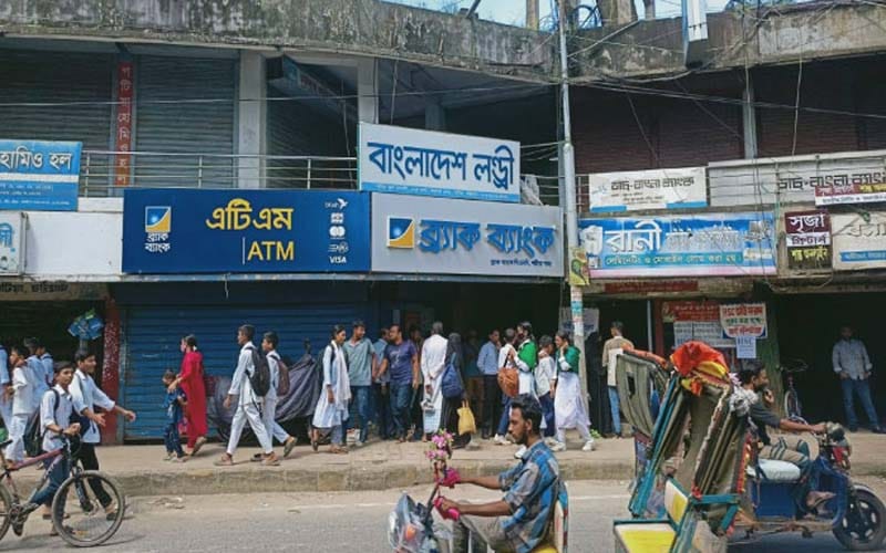 পটিয়ায় ব্যাংকে তালা, মহাসড়ক অবরোধ