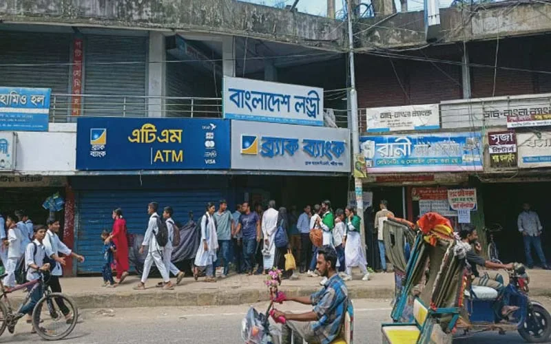 পটিয়ায় ব্যাংকে তালা, মহাসড়ক অবরোধ